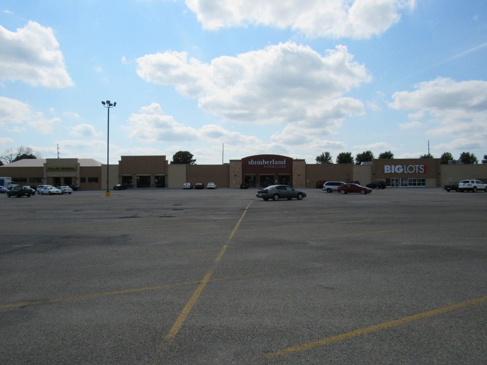 Galesburg, IL Redeveloped Retail Center: 1270 N Henderson St, Galesburg, IL 61401